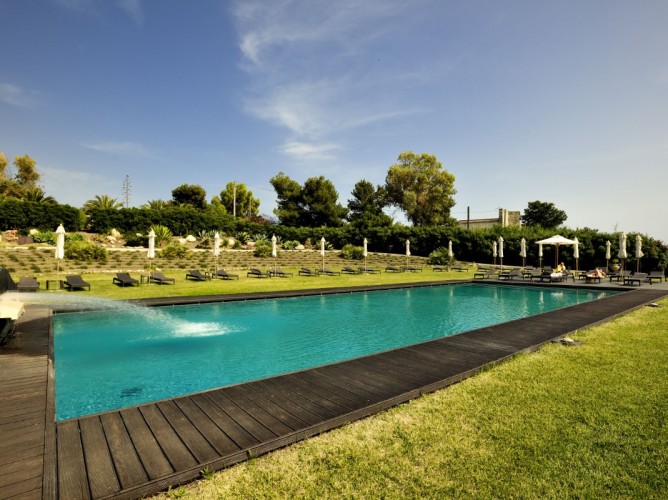 Falconara Resort - Piscină exterioară dotată cu șezlonguri și umbrele