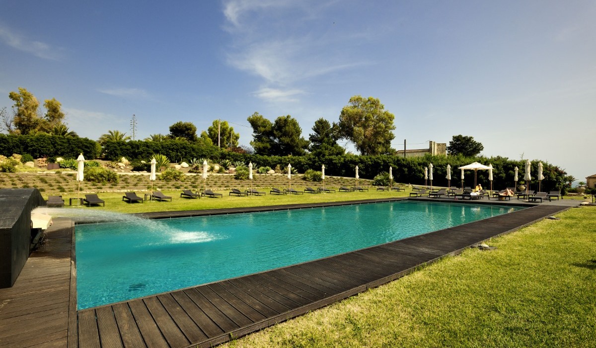 Falconara Resort - Piscină exterioară dotată cu șezlonguri și umbrele