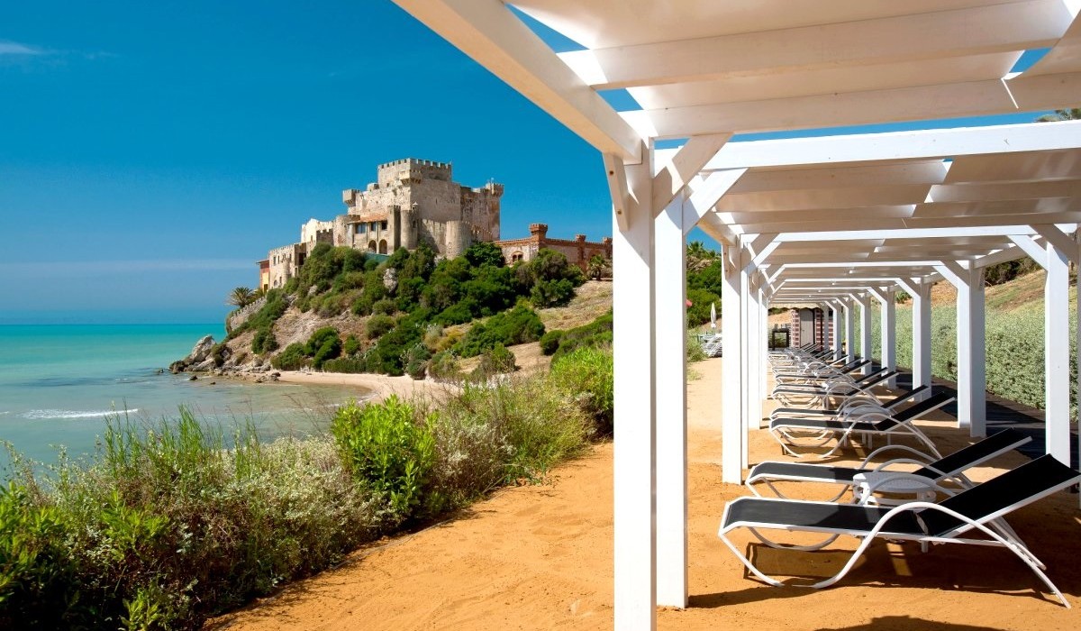Falconara Resort - Zonă exterioară de solar cu vedere la mare și la Castelul Falconara