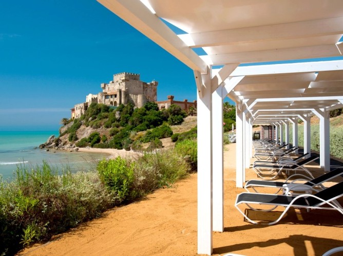 Falconara Resort - Zonă exterioară de solar cu vedere la mare și la Castelul Falconara