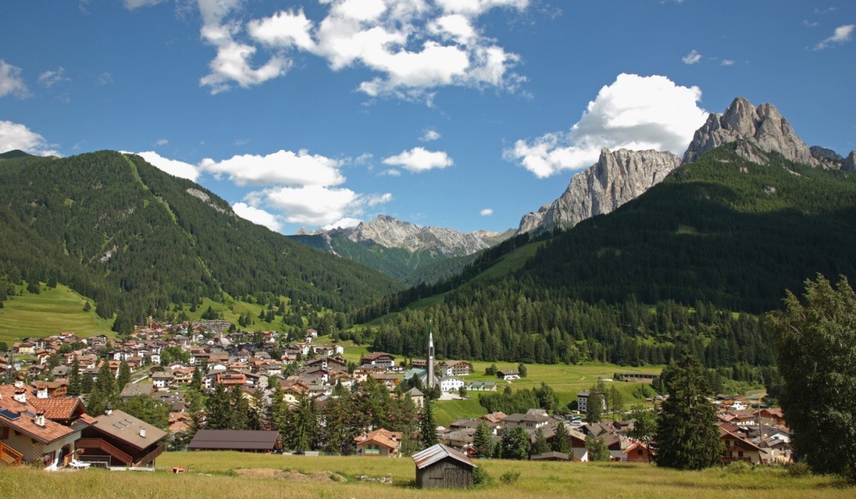Hotel Monzoni - Peisaj extraordinar din Pozza di Fassa într-o zi frumoasă de soare