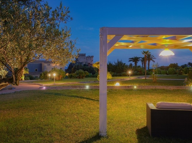 Falconara Resort - Grădina resortului seara
