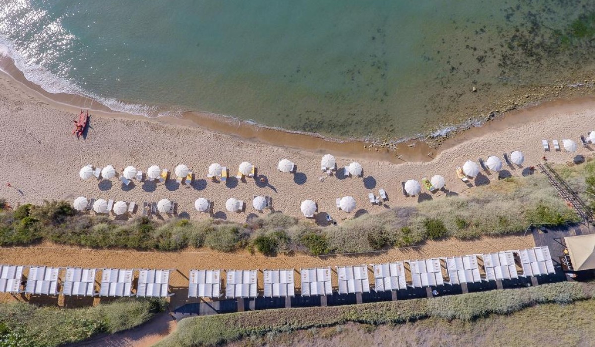 Falconara Resort - Plajă la doi pași de complex; serviciu de plajă inclus în sejur