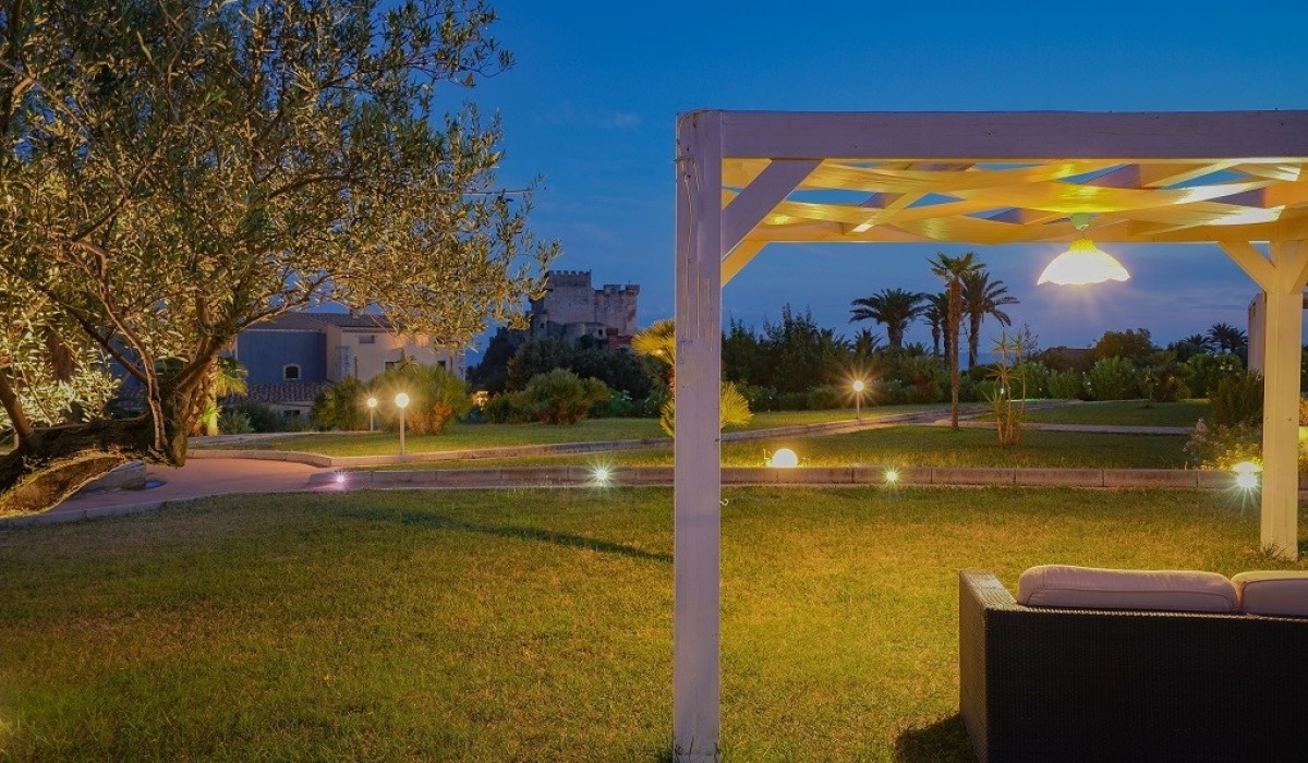 Falconara Resort - Grădina resortului seara