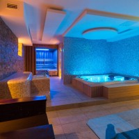 Forever Summer Resort detaliază piscina interioară