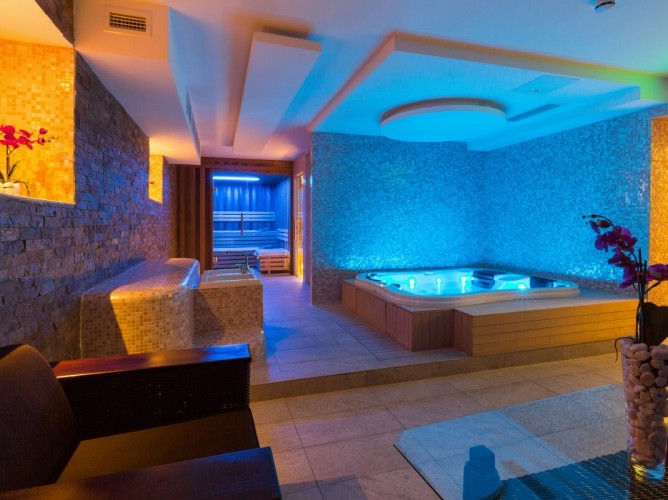 Formula Roulette Forever Summer - Forever Summer Resort detaliază piscina interioară