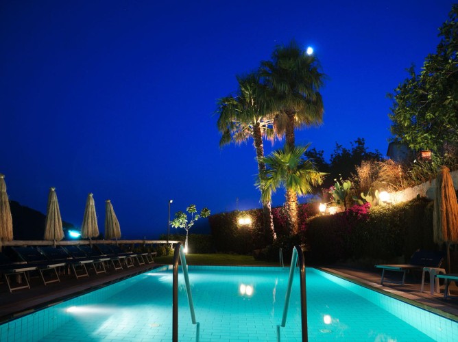 Hotel La Luna - Detalii despre piscina nocturnă Hotel La Luna