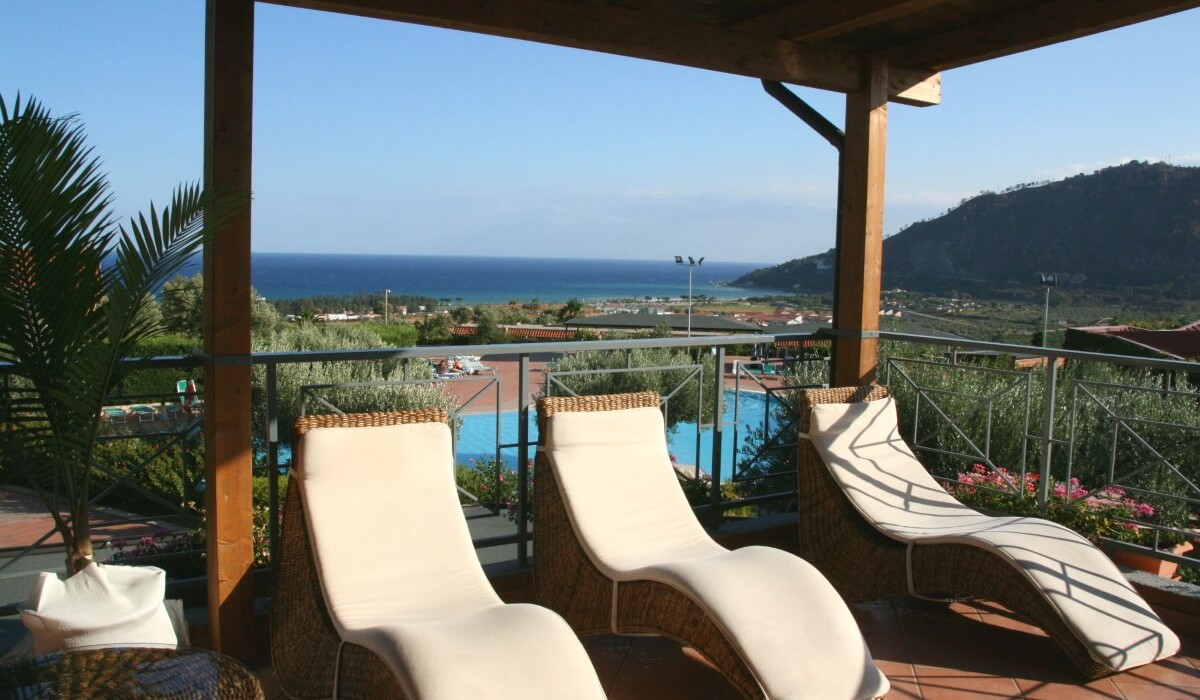 Satul Porto Rhoca - Patio utilat al unor camere