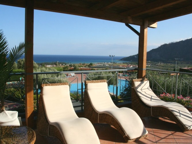 Satul Porto Rhoca - Patio utilat al unor camere