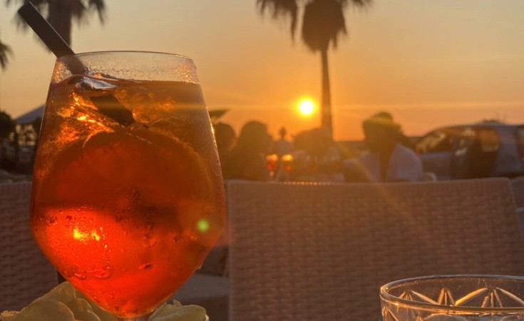 Aperitiv cu vedere la apus