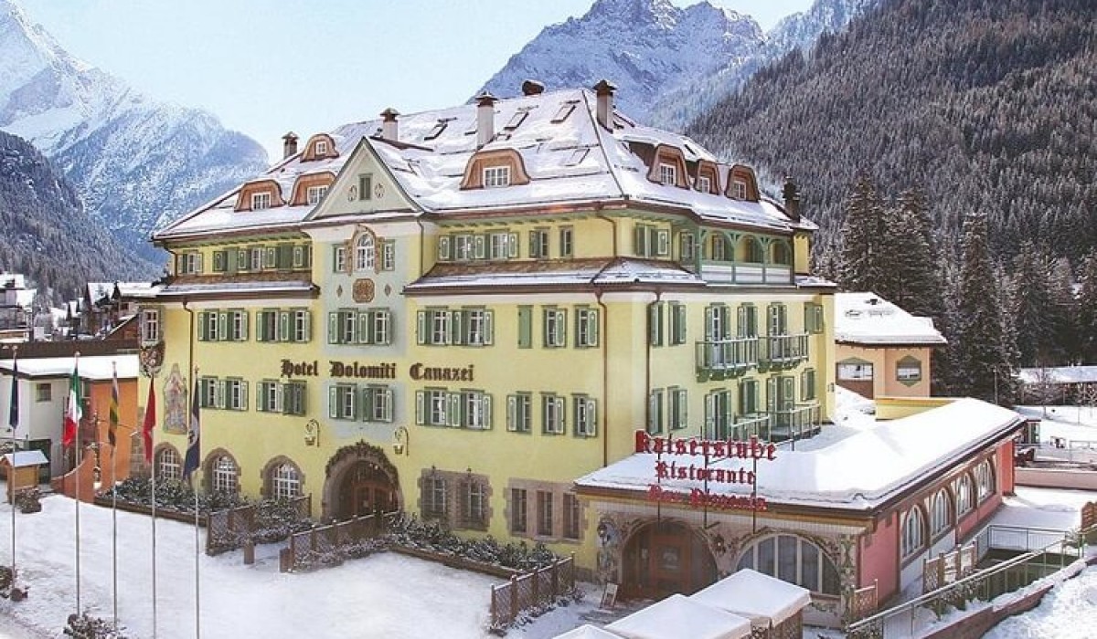 Hotel Dolomiti - Situat in centrul statiunii Canazei, Hotel Dolomiti imbina farmecul alpin cu o pozitie excelenta, perfecta pentru a descoperi Val di Fassa in orice sezon.