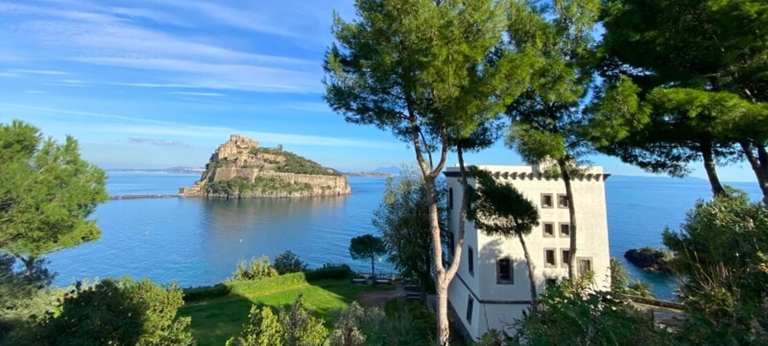 Castello Aragonese și Torre Guevara din Ischia în luna mai
