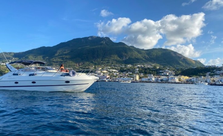 Tur insulei cu barca in Ischia