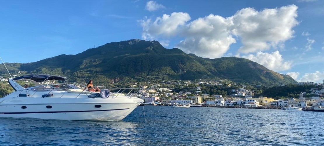 Tur al insulei cu barca în Ischia în iulie