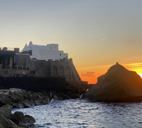Apus de soare și Biserica Soccorso din Forio d'Ischia