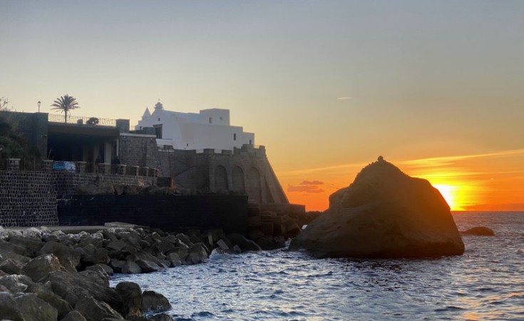Apus de soare și Biserica Soccorso din Forio d'Ischia