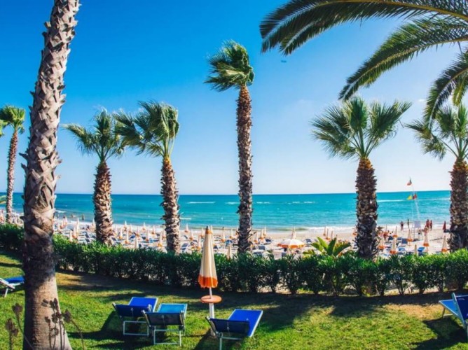 MClub Lipari - Zonă de solar cu vedere la mare