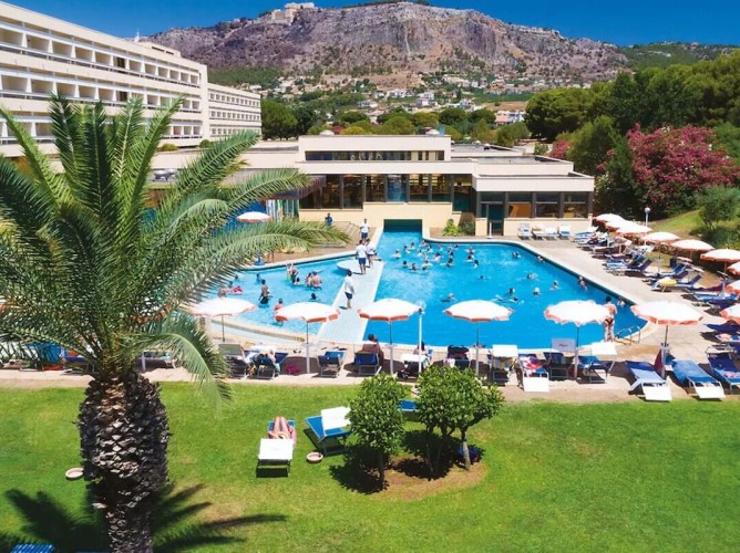 MClub Lipari - Piscină exterioară echipată, înconjurată de verdeață