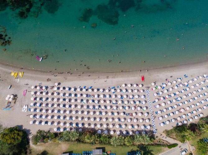 MClub Lipari - Plajă privată dotată cu umbrele și șezlonguri