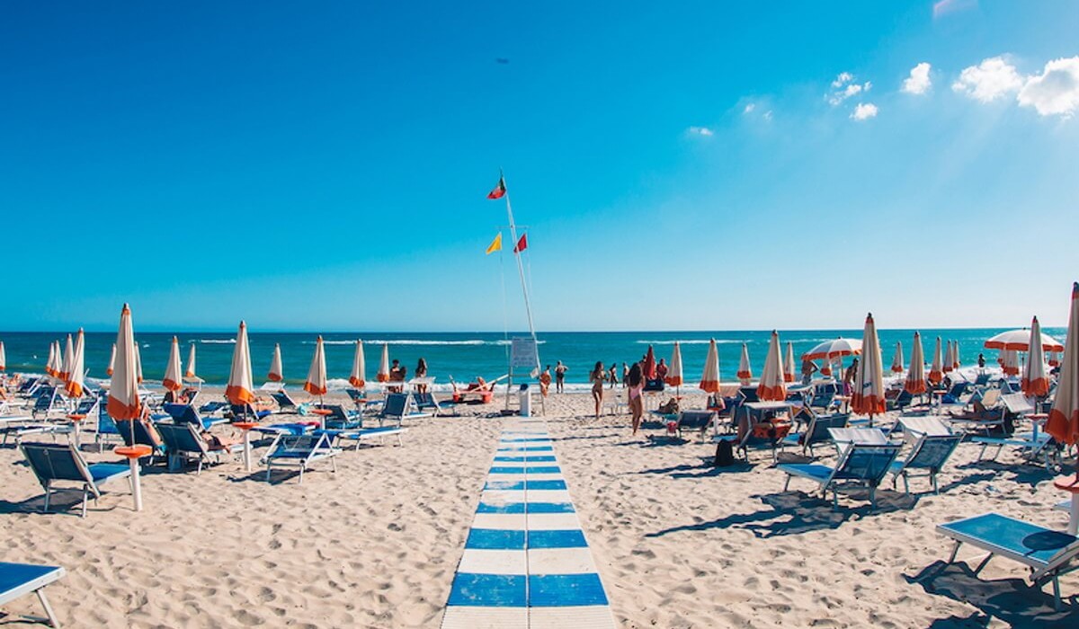 MClub Lipari - Pasarelă de acces către plaja stațiunii