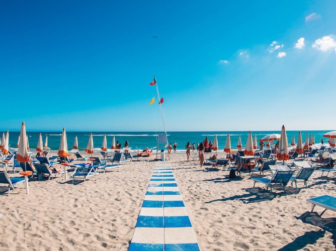 MClub Lipari - Pasarelă de acces către plaja stațiunii
