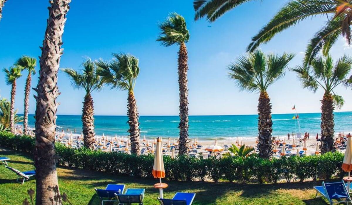 MClub Lipari - Zonă de solar cu vedere la mare