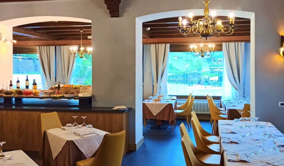 Hotel Monzoni - Restaurant luminos și panoramic al hotelului