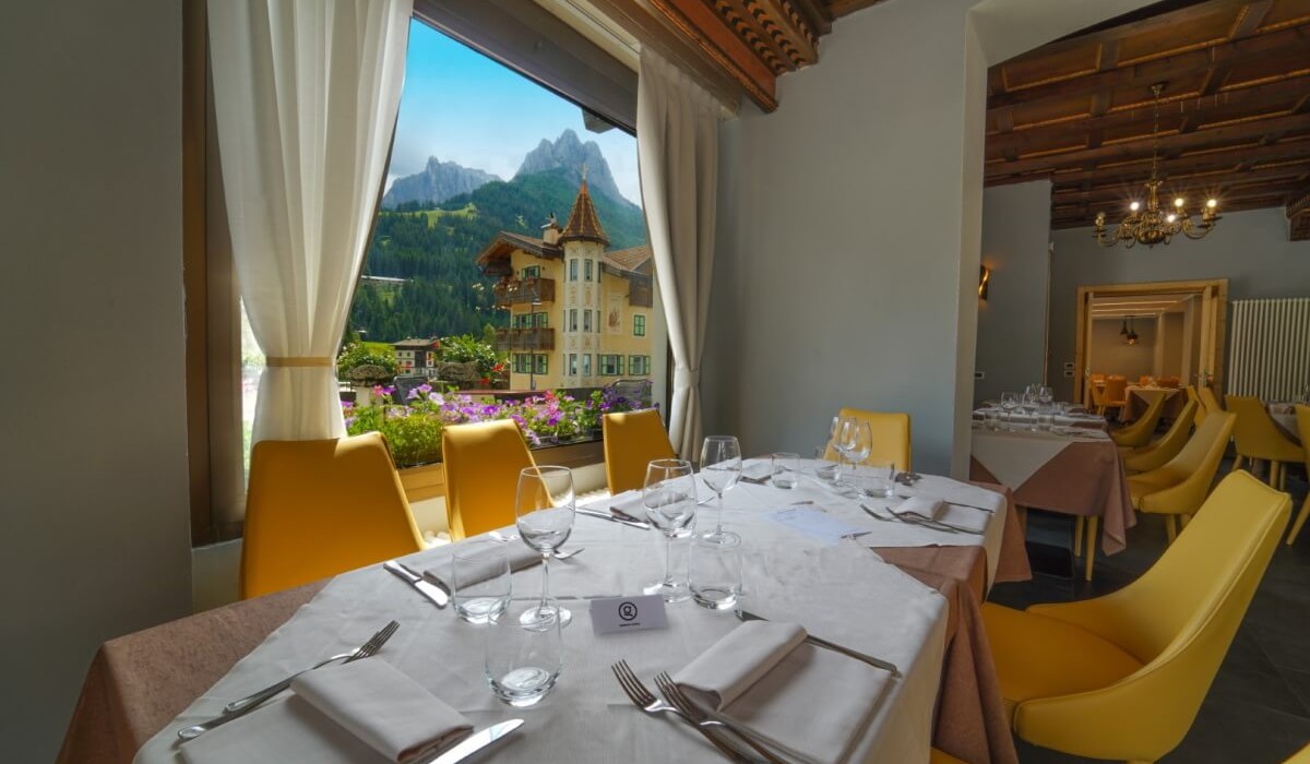 Hotel Monzoni - Priveliște uluitoare asupra orașului și Dolomiților din restaurantul hotelului