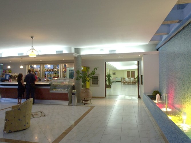 Apulia Residence Silvi Marina - Sala și Barul structurii cu vedere panoramică la mare