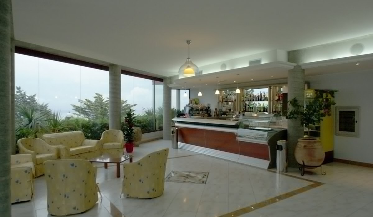 Apulia Hotel Europe Garden Residence - Detalii Sala si Barul structurii cu vedere la mare