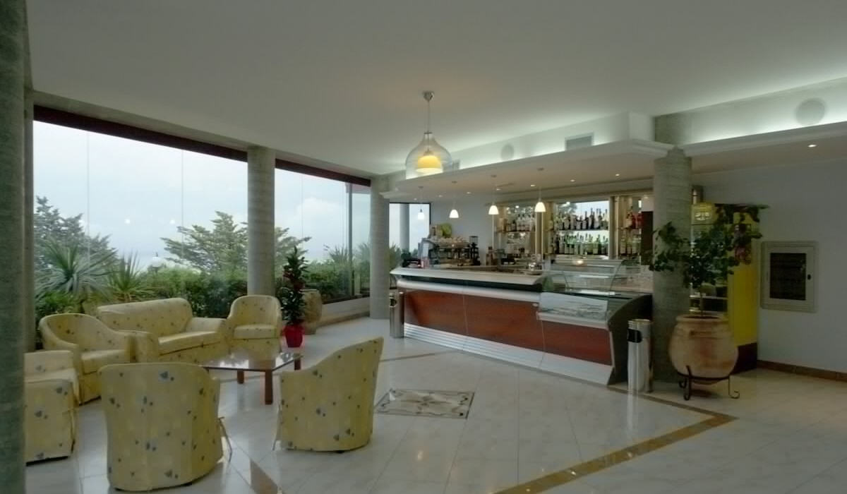 Apulia Residence Silvi Marina - Detalii Sala si Barul structurii cu vedere la mare