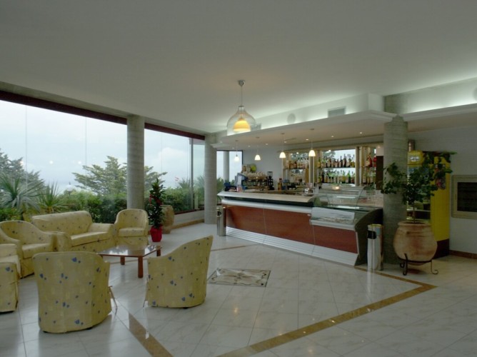 Apulia Hotel Europe Garden Residence - Detalii Sala si Barul structurii cu vedere la mare