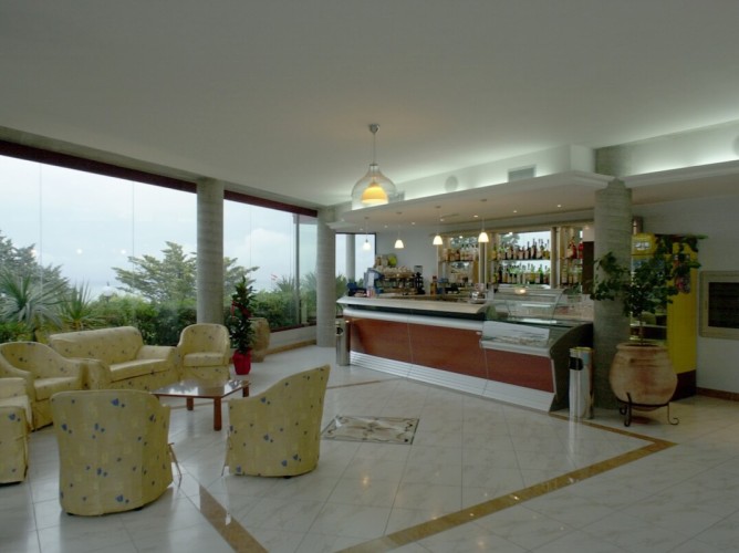 Apulia Residence Silvi Marina - Detalii Sala si Barul structurii cu vedere la mare