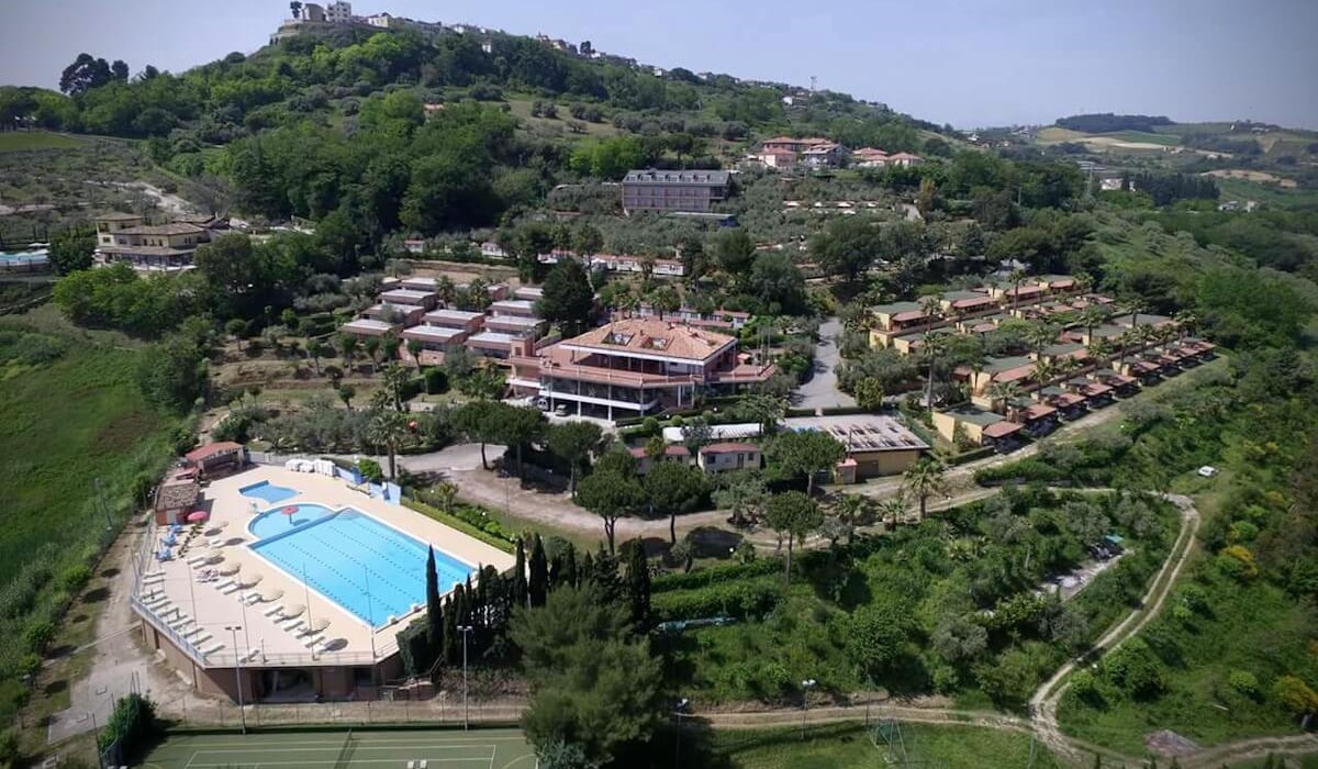 Apulia Residence Silvi Marina - Vedere laterală a structurii văzută de la dronă