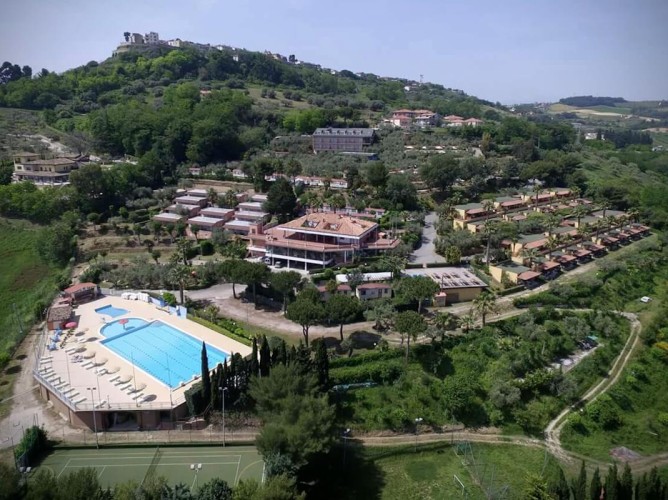 Apulia Hotel Europe Garden Residence - Vedere laterală a structurii văzută de la dronă