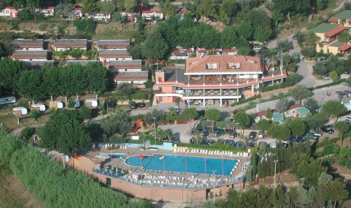 Apulia Residence Silvi Marina - Vedere frontală a structurii văzută de la dronă