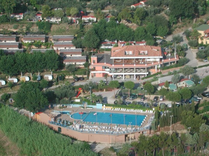 Apulia Hotel Europe Garden Residence - Vedere frontală a structurii văzută de la dronă