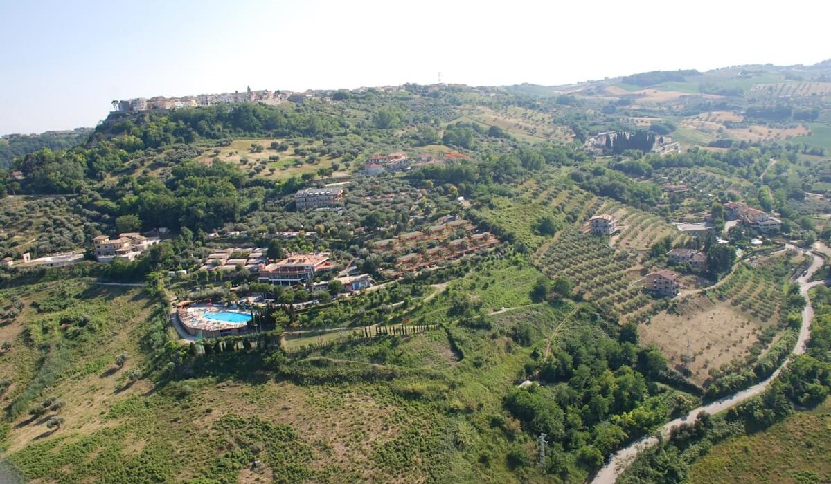 Apulia Residence Silvi Marina - Vedere din drona dealului Silvi se pune in evidenta structura cu maslini centenari