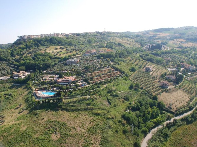 Apulia Residence Silvi Marina - Vedere din drona dealului Silvi se pune in evidenta structura cu maslini centenari