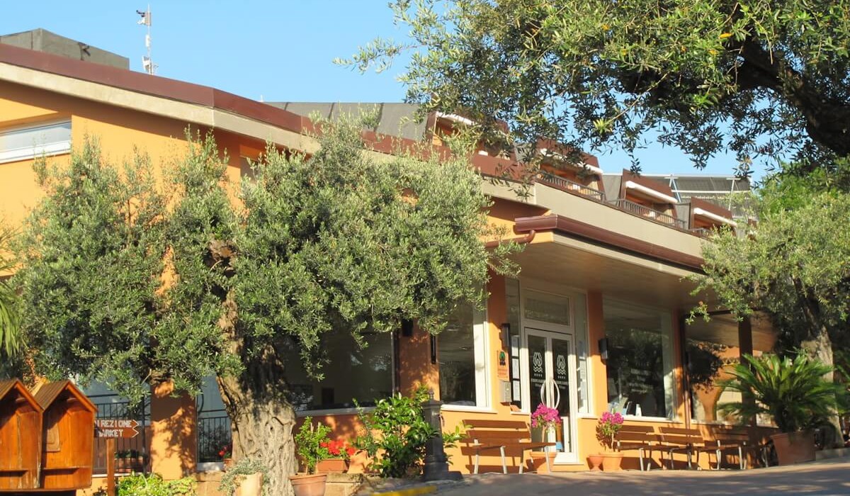 Apulia Residence Silvi Marina - Intrarea recepției în clădirea principală
