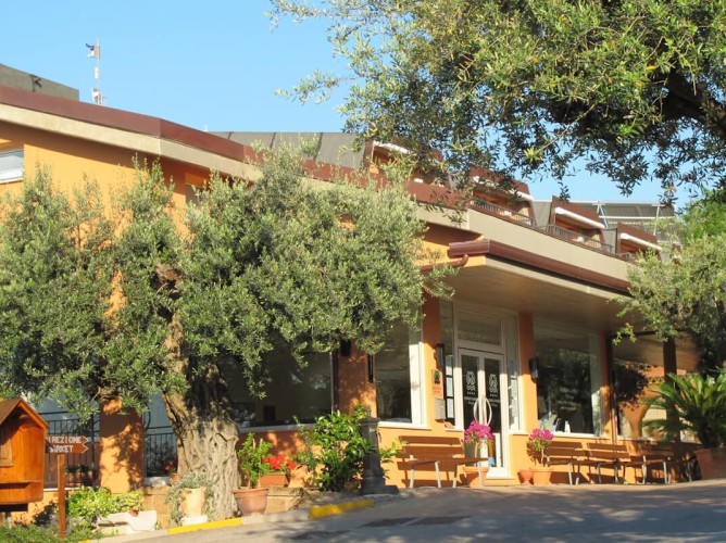 Apulia Residence Silvi Marina - Intrarea recepției în clădirea principală