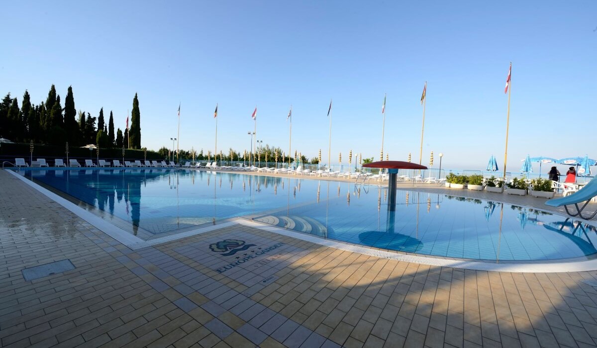 Apulia Hotel Europe Garden Residence - Detalii pe marginea piscinei panoramice semi-olimpice