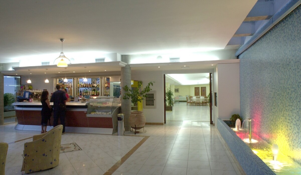 Apulia Residence Silvi Marina - Sala și Barul structurii cu vedere panoramică la mare