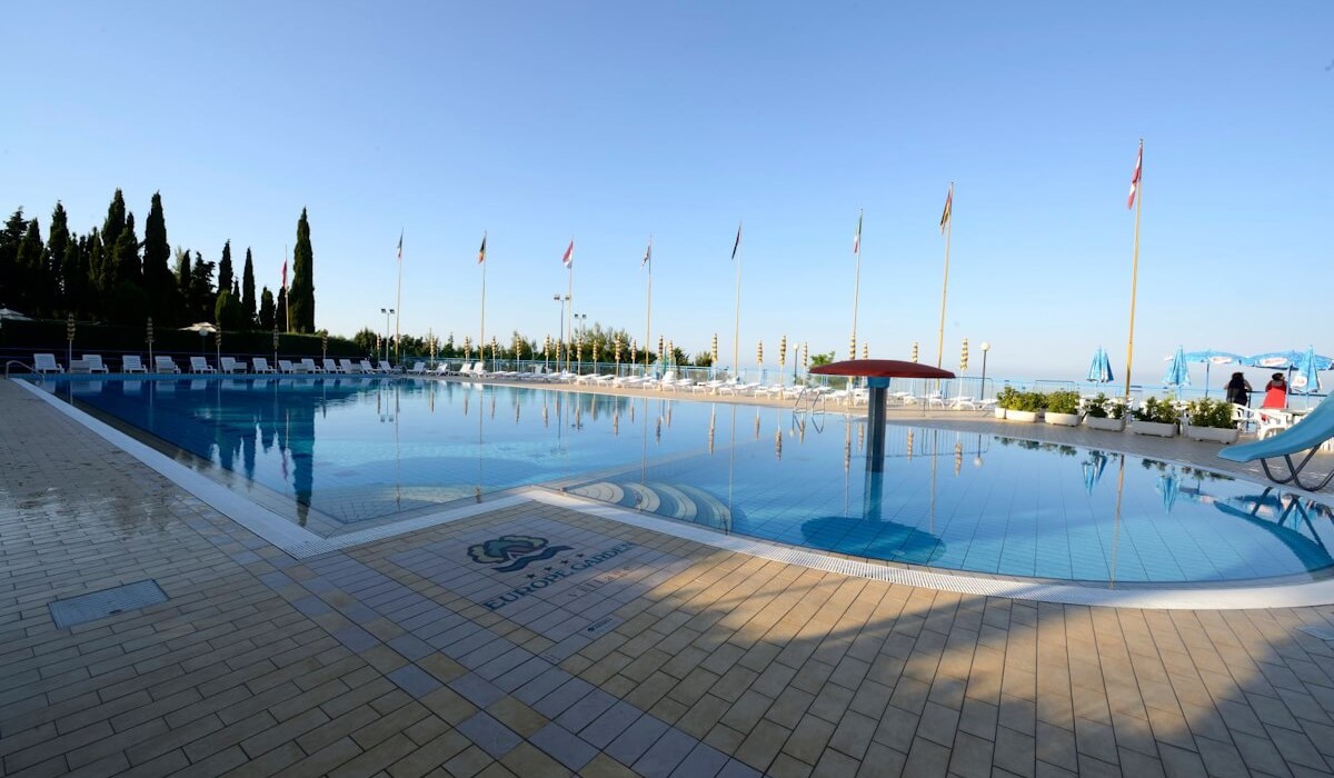 Apulia Residence Silvi Marina - Detalii pe marginea piscinei panoramice semi-olimpice