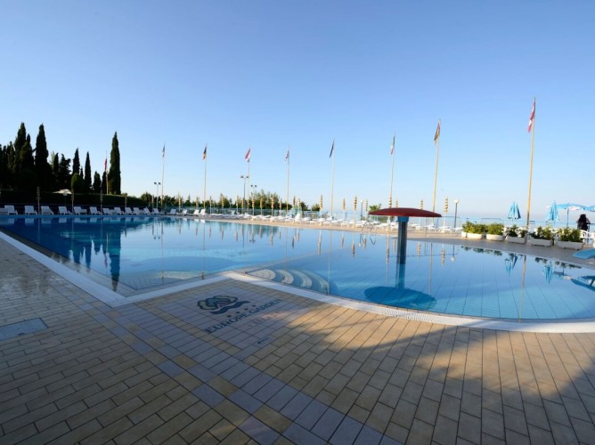 Apulia Residence Silvi Marina - Detalii pe marginea piscinei panoramice semi-olimpice