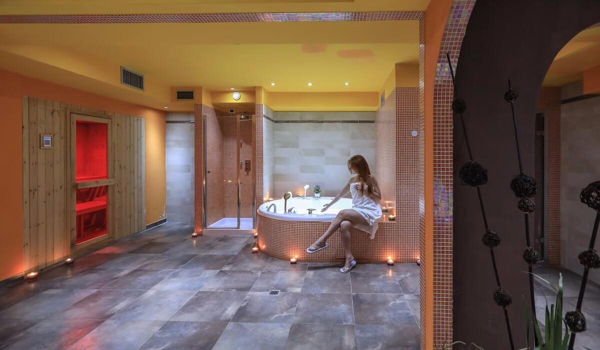 Palace Resort Pontedilegno - Traseu Spa cu jacuzzi cu hidromasaj pentru relaxare.