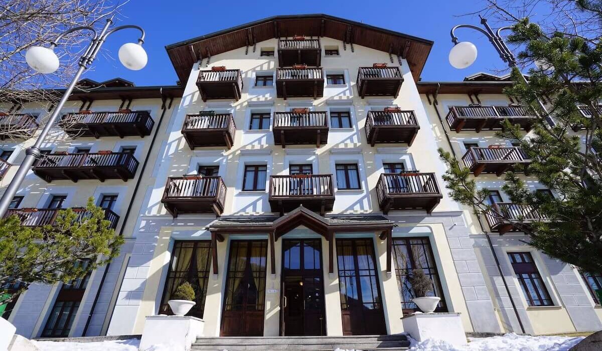 Palace Resort Pontedilegno - Vedere a hotelului și a văii de la dronă