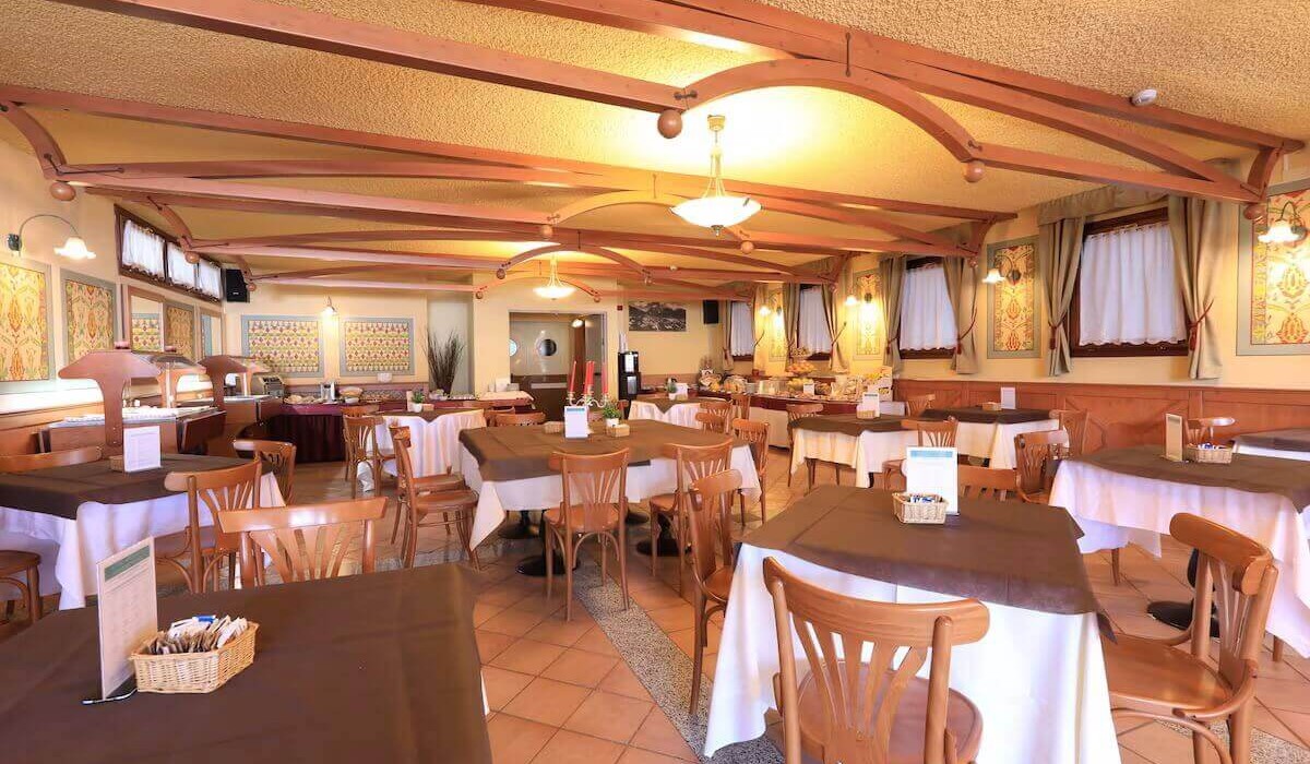 Palace Resort Pontedilegno - Sala de restaurant interioară.