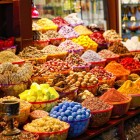 Un magazin tipic din Marele Bazar din Istanbul cu mirodenii frumoase și colorate