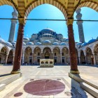 Detalii ale coloanelor și porticurilor din marmură, tipice arhitecturii otomane din secolul al XVI-lea a Moscheei Süleymaniye din Istanbul